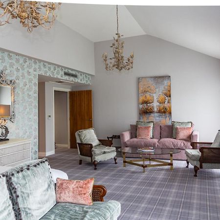 Peak Edge Hotel Chesterfield Bagian luar foto