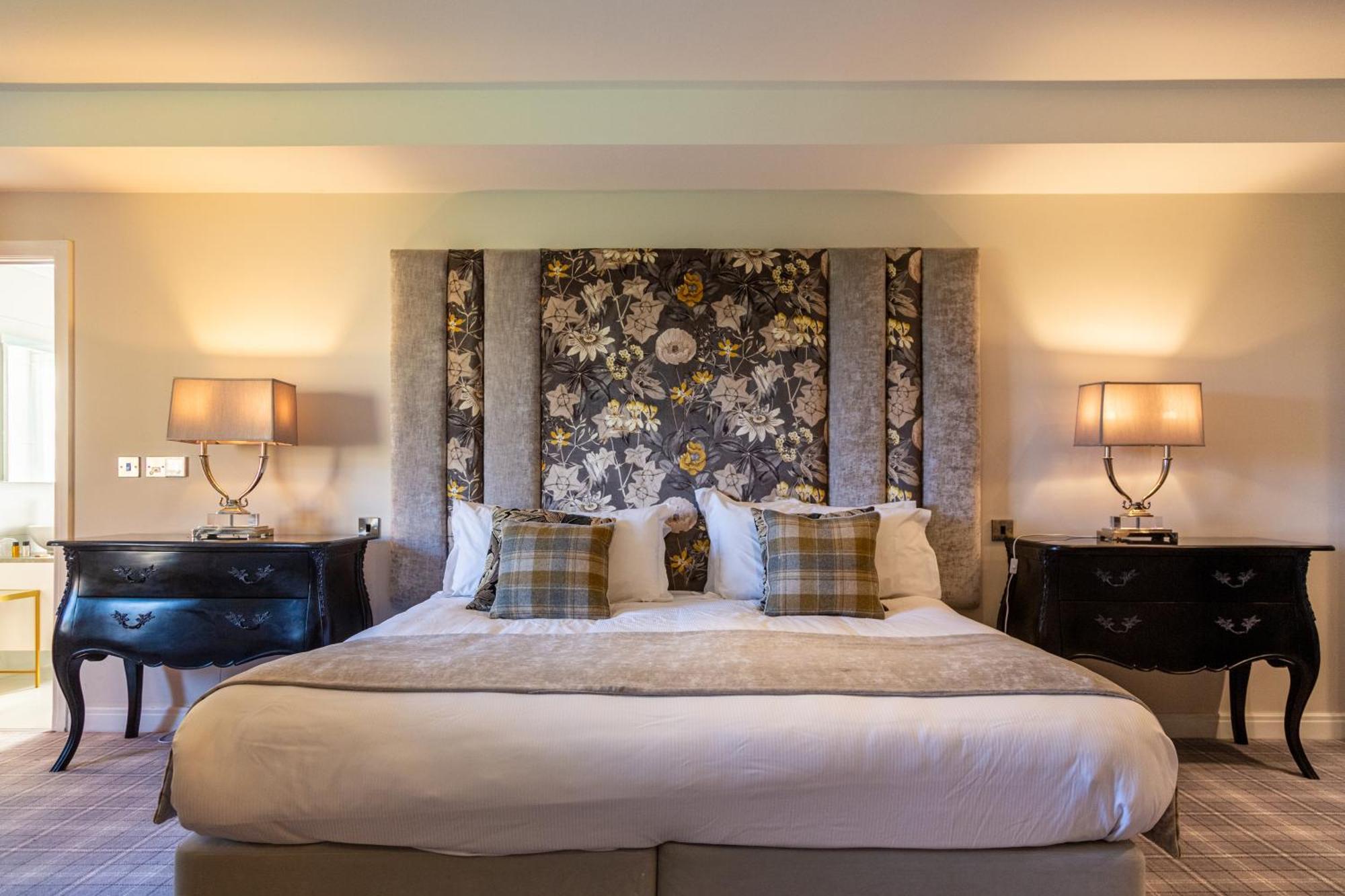 Peak Edge Hotel Chesterfield Bagian luar foto