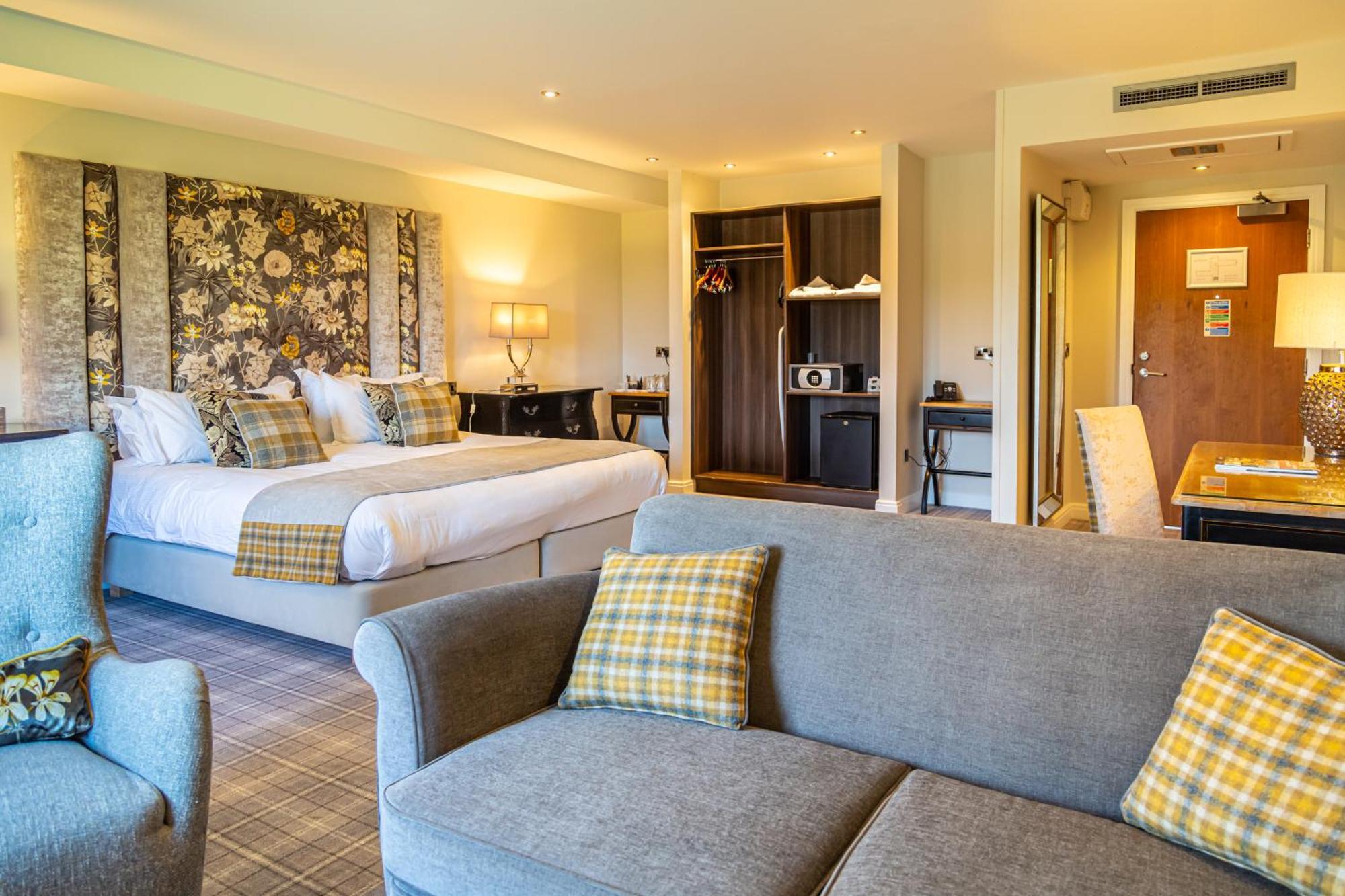 Peak Edge Hotel Chesterfield Bagian luar foto