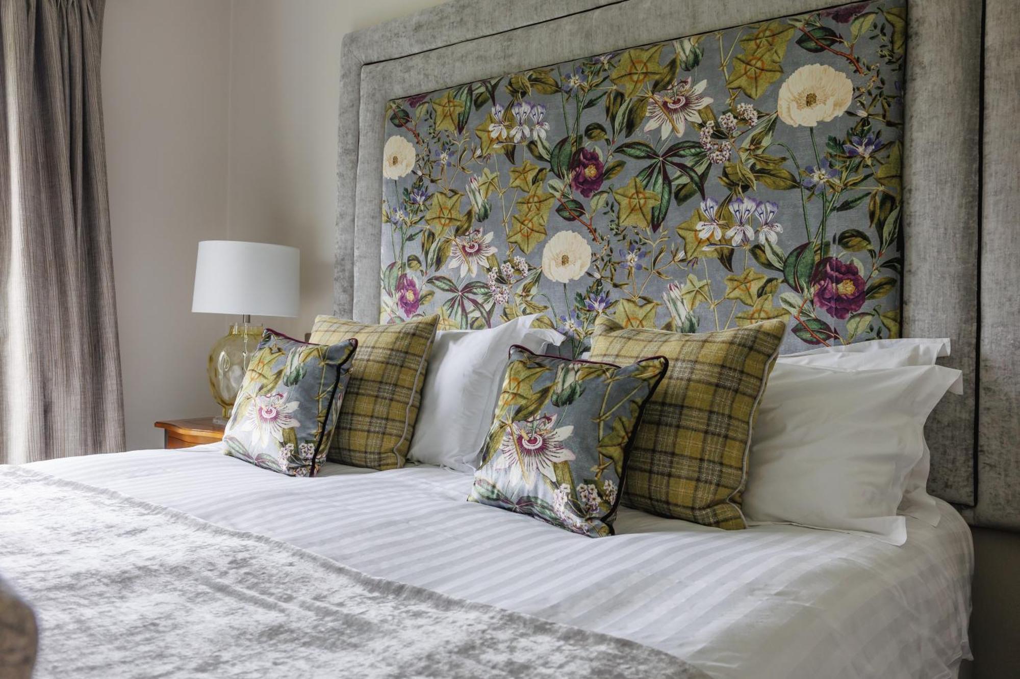 Peak Edge Hotel Chesterfield Bagian luar foto
